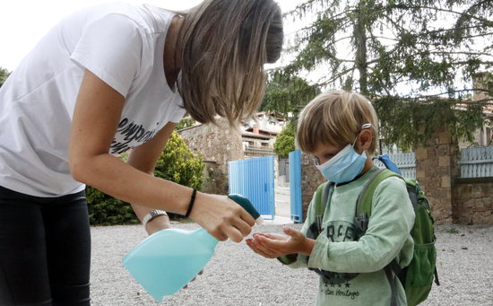 A young student disinfects their hands on the first day of returning to school in Central Catalonia following the coronavirus pandemic (by Gemma Aleman)